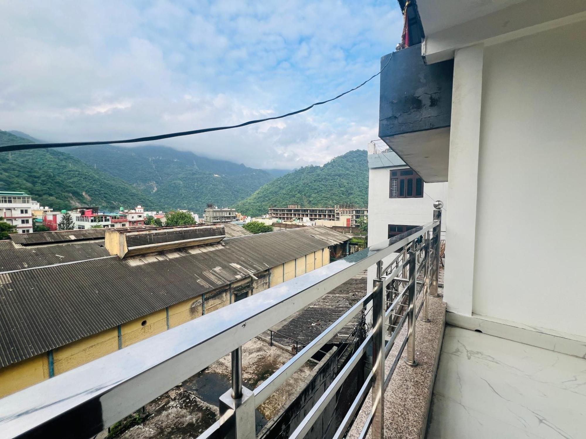 The Royal Galaxy Hotel Rishikesh Exterior photo